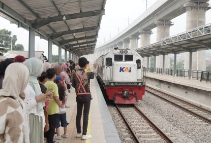 Sambut Malam Pergantian Tahun 2026, KAI Commuter 2 Bandung Perketat Pemeriksaan Barang dan Ingatkan Jadwal Kereta Terakhir